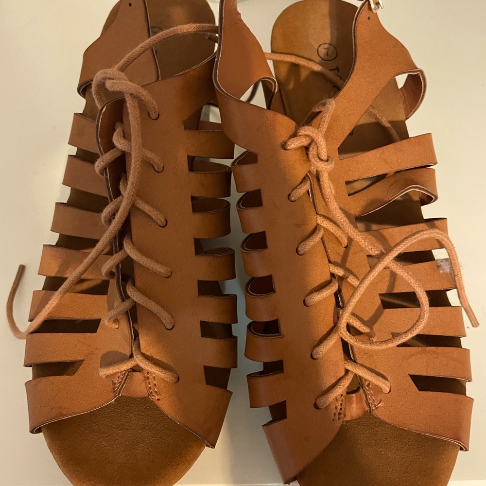 Strapped wedges